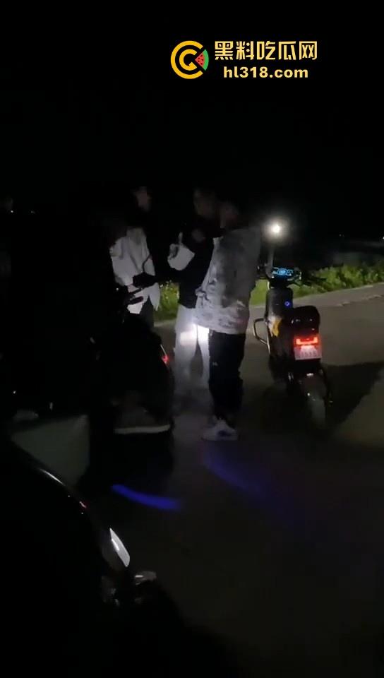 开个奔驰现在都这么牛批的吗？粤T精神小伙单挑鬼火少年，以为有大战，结果都是一群怂逼！-2