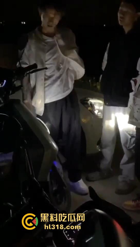 开个奔驰现在都这么牛批的吗？粤T精神小伙单挑鬼火少年，以为有大战，结果都是一群怂逼！-3