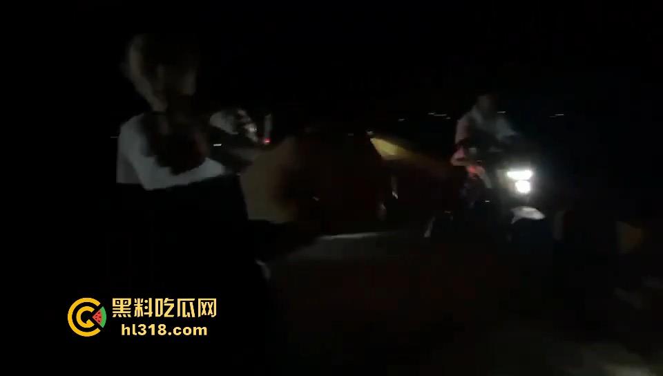 开个奔驰现在都这么牛批的吗？粤T精神小伙单挑鬼火少年，以为有大战，结果都是一群怂逼！-8