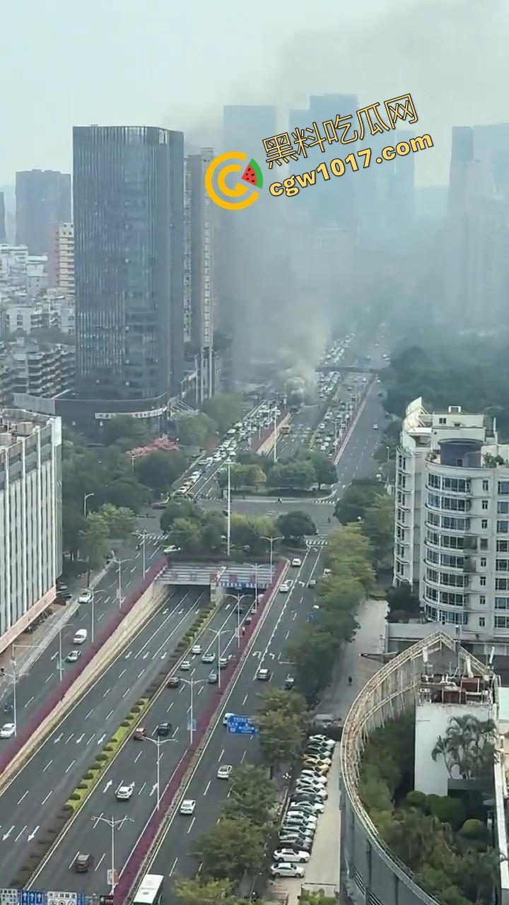 广东佛山季华园隧道口公交车发生自燃，现场浓烟滚滚，火势极其的大，具体自燃原因还待查明！-1