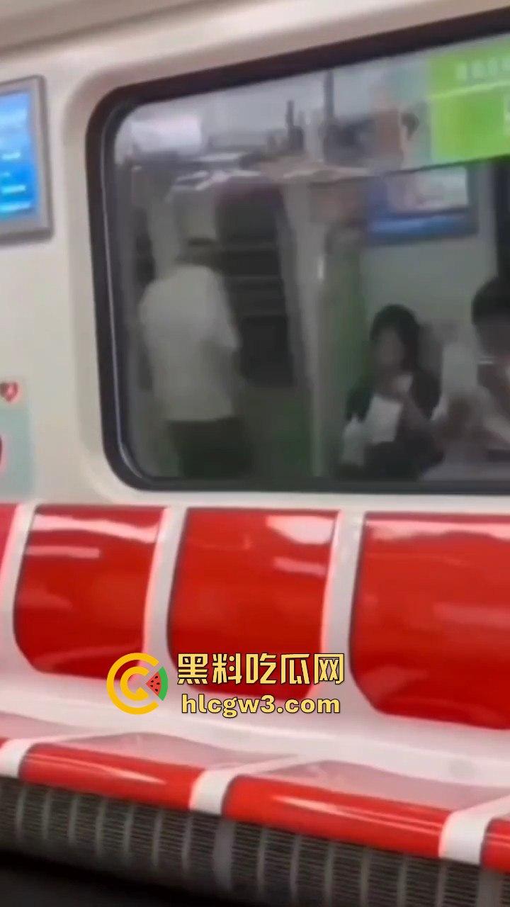 杭州地铁惊现飞机侠，哥们地铁上直接撸管，瘾大得逆天，旁若无人狠导，真特么绝了！-2