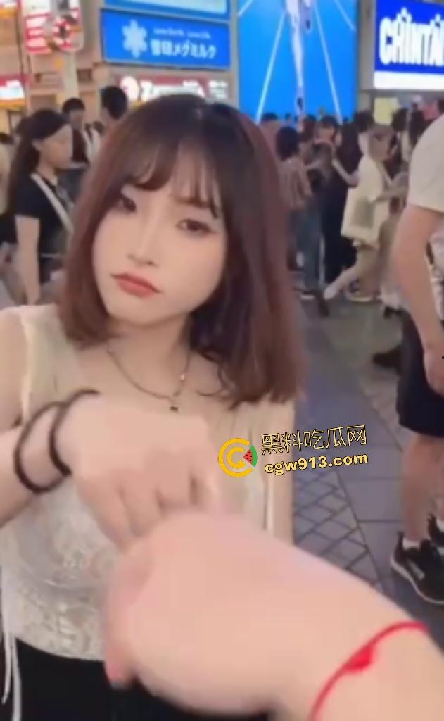 街头击拳测试,路人送丝袜避孕套,骚妹收下直奔酒店后入,肥臀完美炮架,随机撩妹神招下次再继续!-1