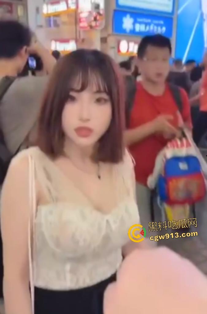 街头击拳测试,路人送丝袜避孕套,骚妹收下直奔酒店后入,肥臀完美炮架,随机撩妹神招下次再继续!-2