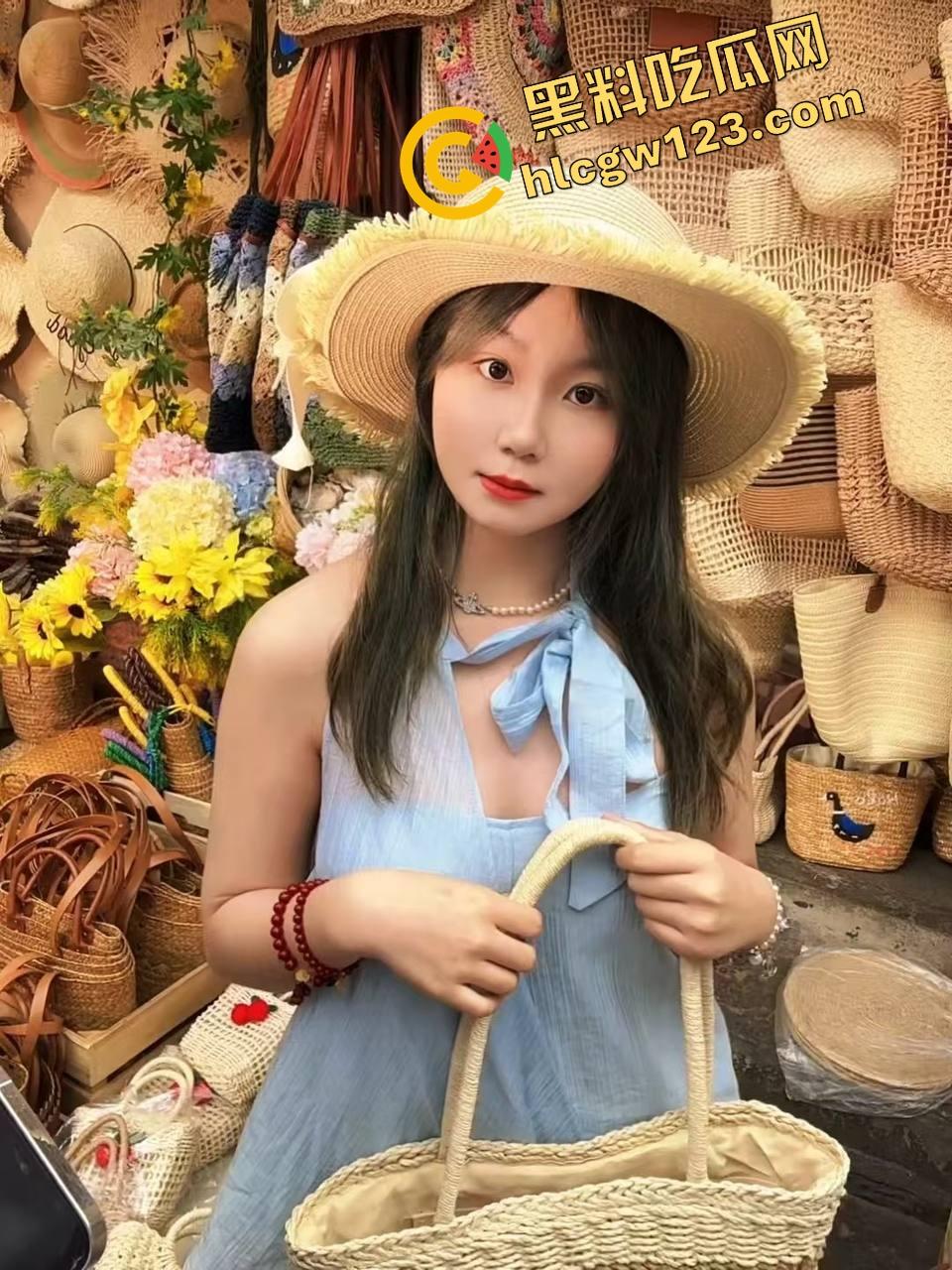 下班不回家,黑丝女同事主动开腿,办公室啪啪一炮入魂,男的舔完直接内射爆浆精液射满里面!-2