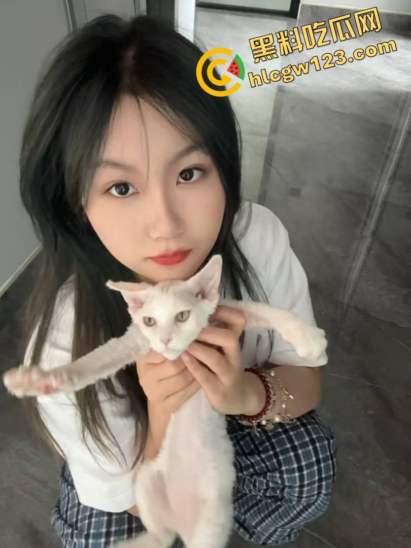 下班不回家,黑丝女同事主动开腿,办公室啪啪一炮入魂,男的舔完直接内射爆浆精液射满里面!-5