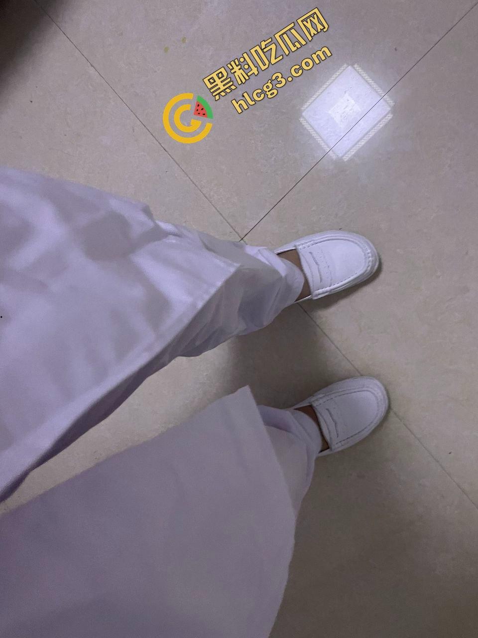 云南第一人民医院女护士『陈萍萍』为升职加薪献身科室主任 翘臀趴在办公桌上 让领导后入泄火-6