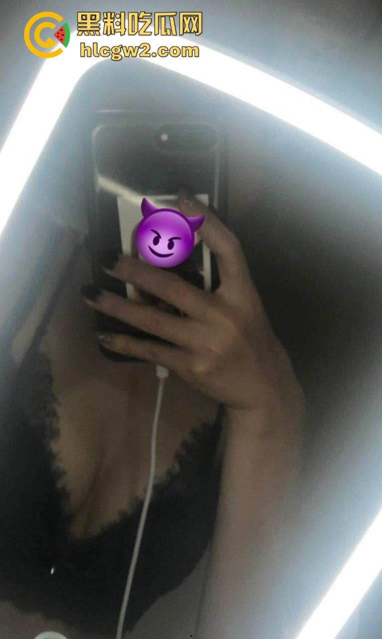 台湾骚鸡【TWIN】优雅酥胸反差婊搞到高潮脚趾折起来 还带闺蜜玩3P玩到飞起!-14