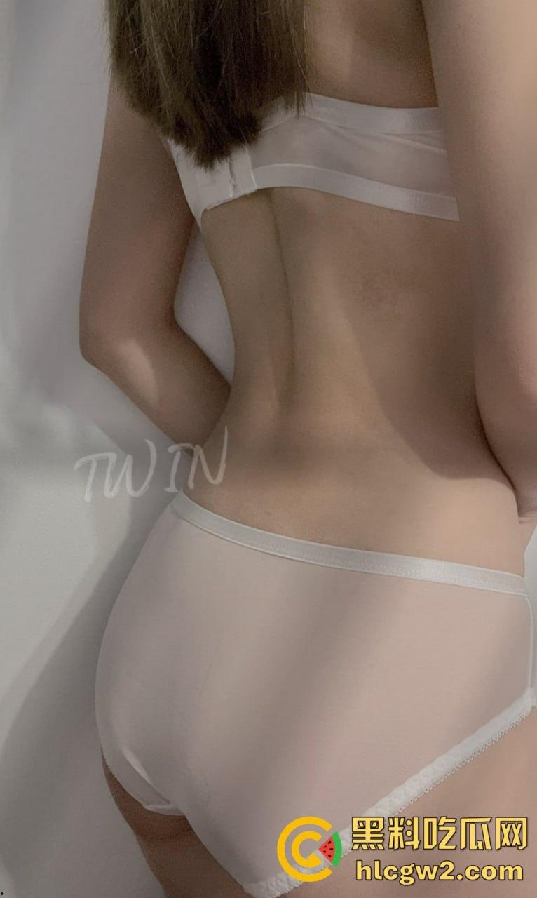 台湾骚鸡【TWIN】优雅酥胸反差婊搞到高潮脚趾折起来 还带闺蜜玩3P玩到飞起!-26