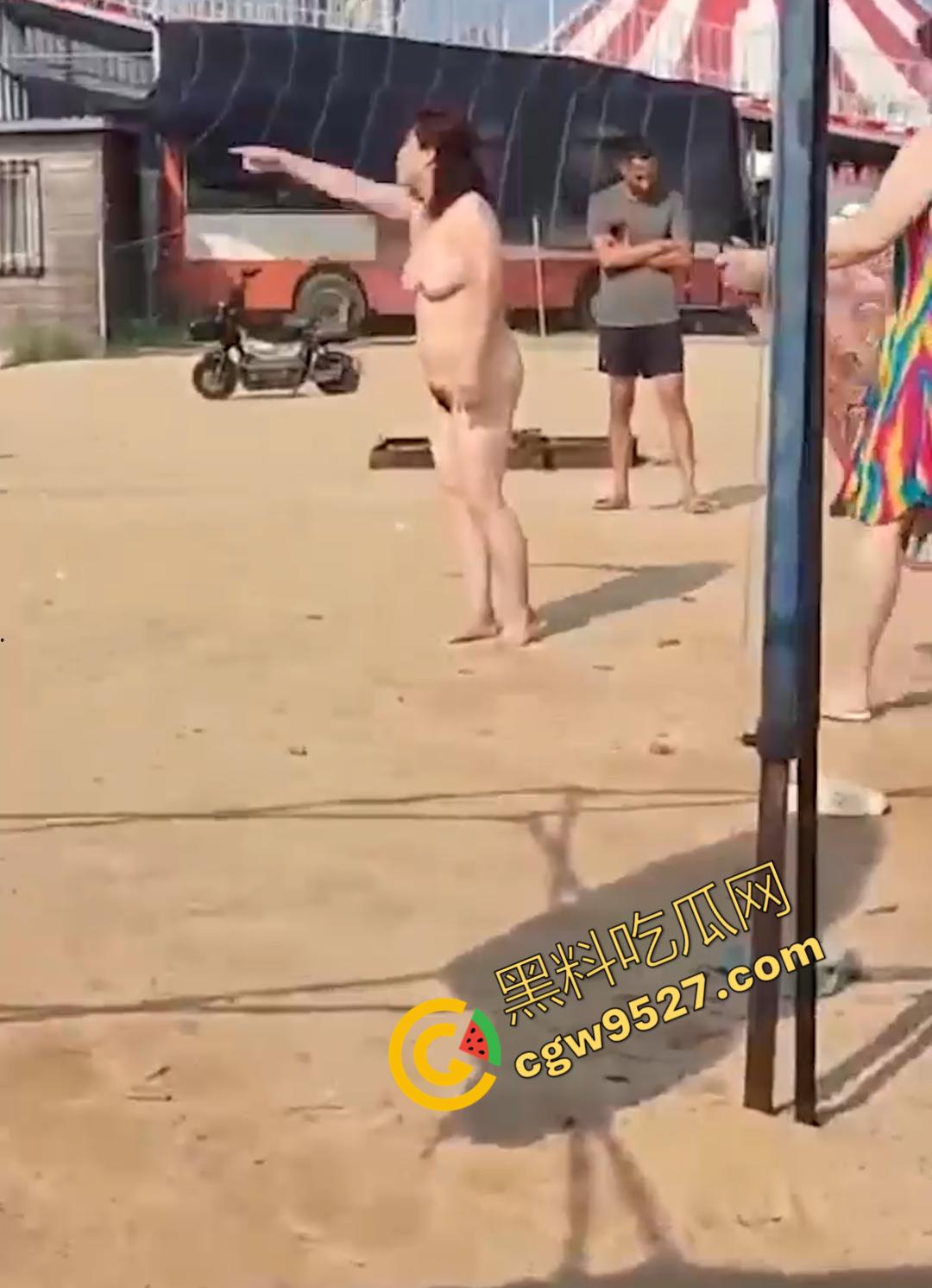 6旬大妈街头吵架全裸求操 肥臀巨乳让年轻小伙瞠目结舌乖乖溜走， 大妈骚操作惊呆路人-5