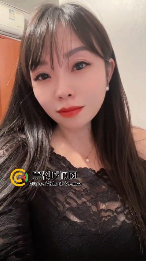浙江少妇【影子buff】反差母狗私拍猛料炸街，2月最新定制片抖音卖得满地骚，加个好友私聊就甩微信开干！-13