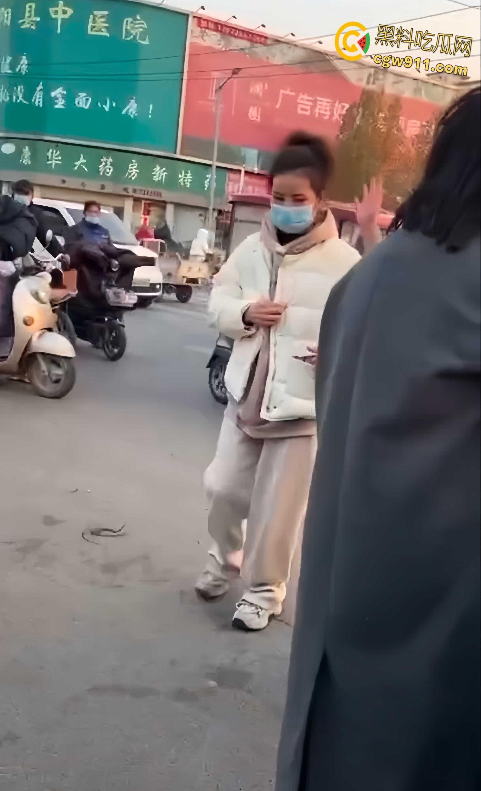 温州街头惊爆火辣抓奸大戏,原配带人当街手撕小三,怒骂掌掴不断,头发都给人家剪掉,场面火爆到炸!-2