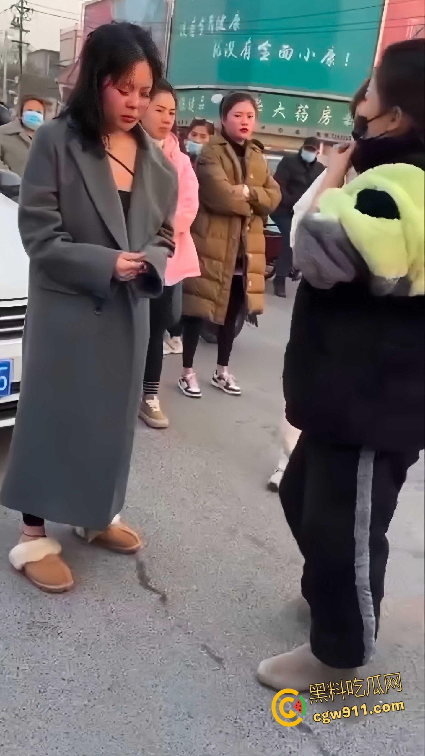 温州街头惊爆火辣抓奸大戏,原配带人当街手撕小三,怒骂掌掴不断,头发都给人家剪掉,场面火爆到炸!-3