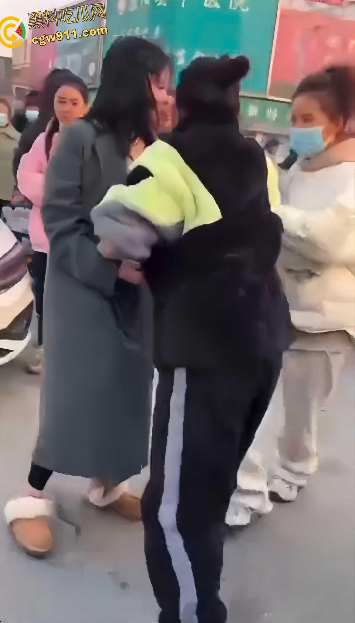 温州街头惊爆火辣抓奸大戏,原配带人当街手撕小三,怒骂掌掴不断,头发都给人家剪掉,场面火爆到炸!-4