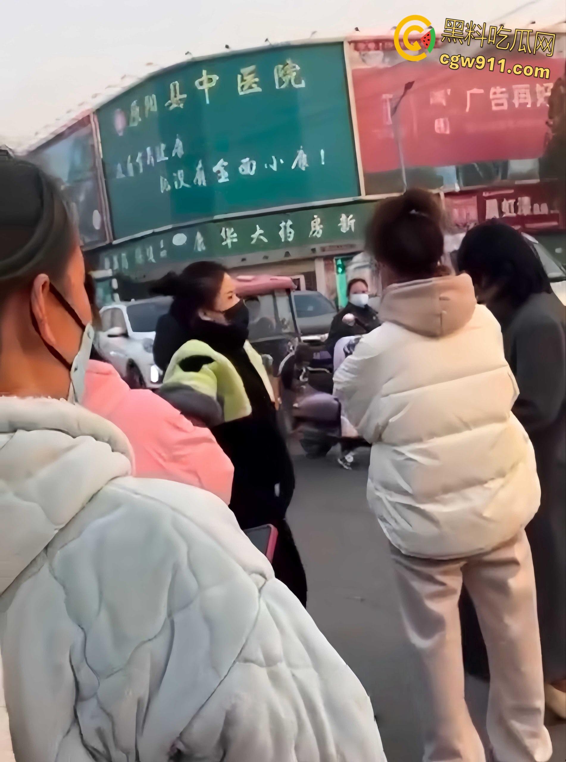 温州街头惊爆火辣抓奸大戏,原配带人当街手撕小三,怒骂掌掴不断,头发都给人家剪掉,场面火爆到炸!-6