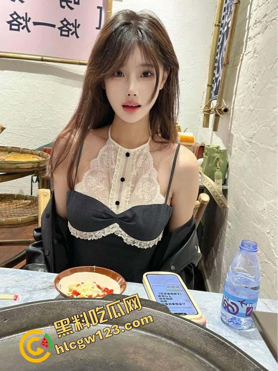 黑丝骚妹车震爽到疯，边开车边自慰喊操我，人来车往照样喷水，主动跳车求操，骚得一匹！-2