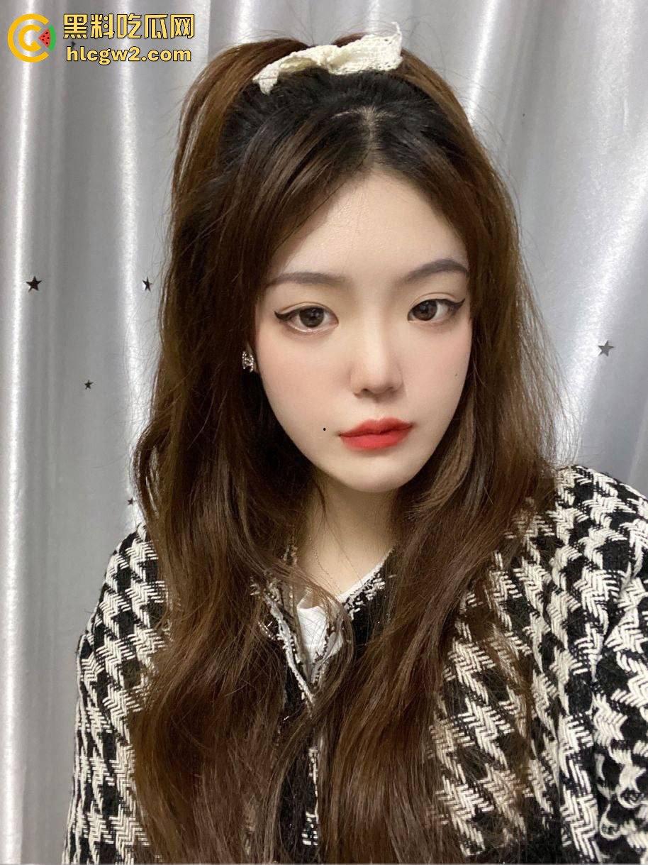 独家爆料!26岁母狗女友【孟可心】夜宿不归 长款毛衣显腿长,肥臀粉嫩鲍水嫩得想直接顶进去看得人想狠干!-1