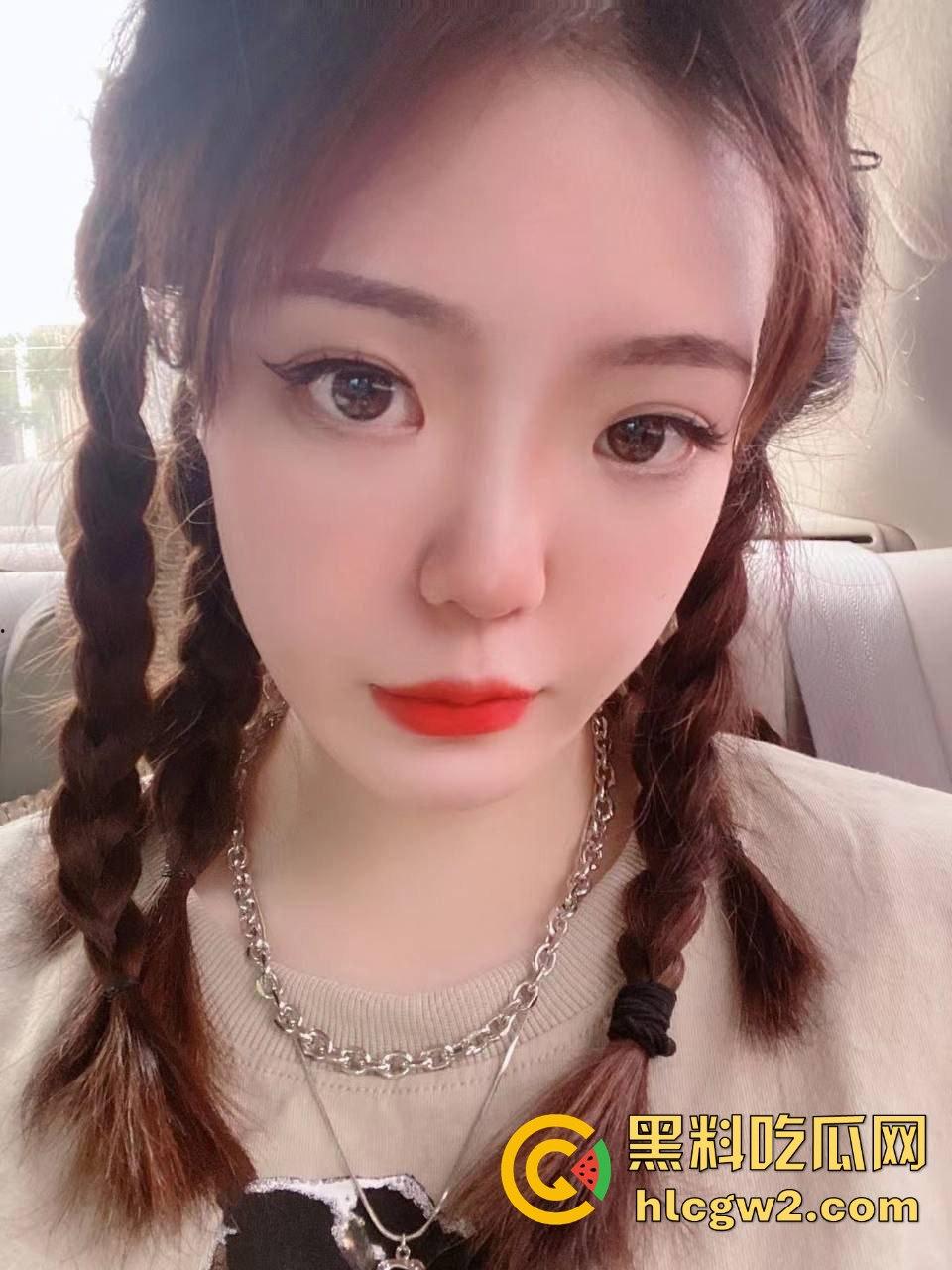 独家爆料!26岁母狗女友【孟可心】夜宿不归 长款毛衣显腿长,肥臀粉嫩鲍水嫩得想直接顶进去看得人想狠干!-2