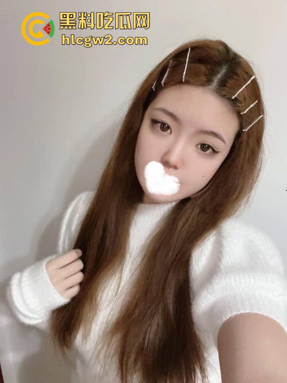 独家爆料!26岁母狗女友【孟可心】夜宿不归 长款毛衣显腿长,肥臀粉嫩鲍水嫩得想直接顶进去看得人想狠干!-3