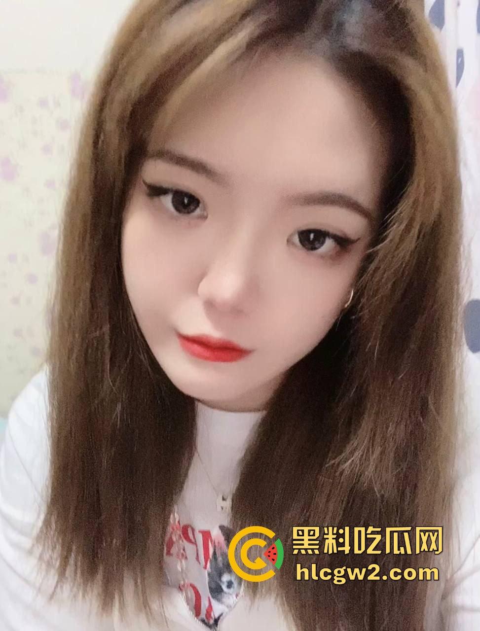 独家爆料!26岁母狗女友【孟可心】夜宿不归 长款毛衣显腿长,肥臀粉嫩鲍水嫩得想直接顶进去看得人想狠干!-4