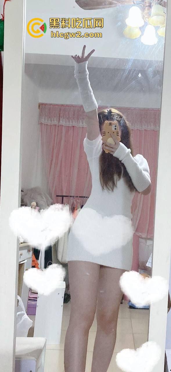 独家爆料!26岁母狗女友【孟可心】夜宿不归 长款毛衣显腿长,肥臀粉嫩鲍水嫩得想直接顶进去看得人想狠干!-5