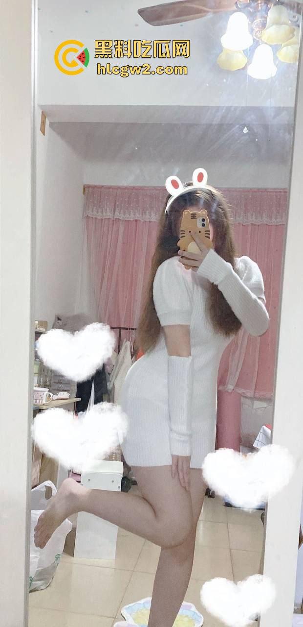 独家爆料!26岁母狗女友【孟可心】夜宿不归 长款毛衣显腿长,肥臀粉嫩鲍水嫩得想直接顶进去看得人想狠干!-6