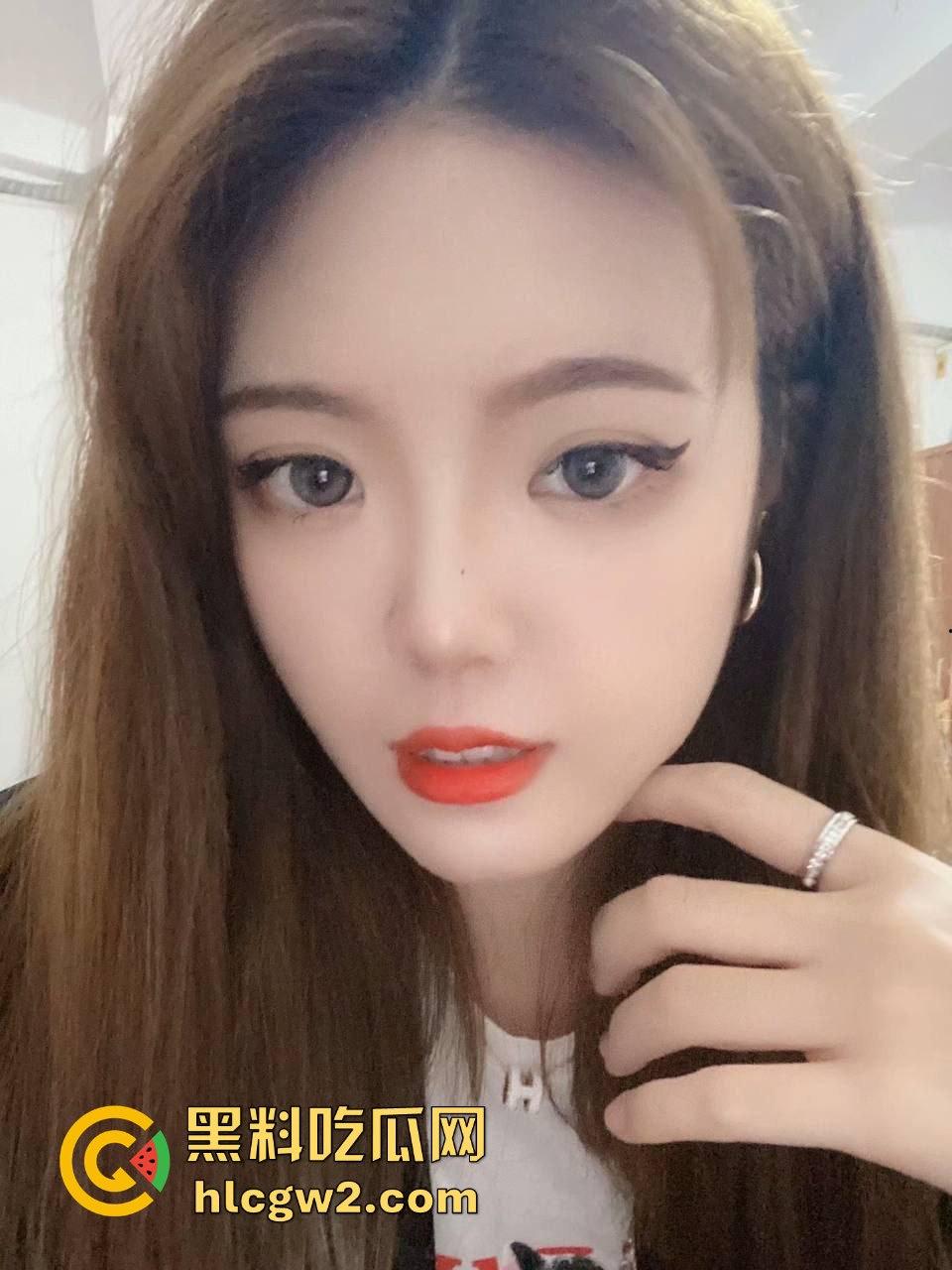 独家爆料!26岁母狗女友【孟可心】夜宿不归 长款毛衣显腿长,肥臀粉嫩鲍水嫩得想直接顶进去看得人想狠干!-8