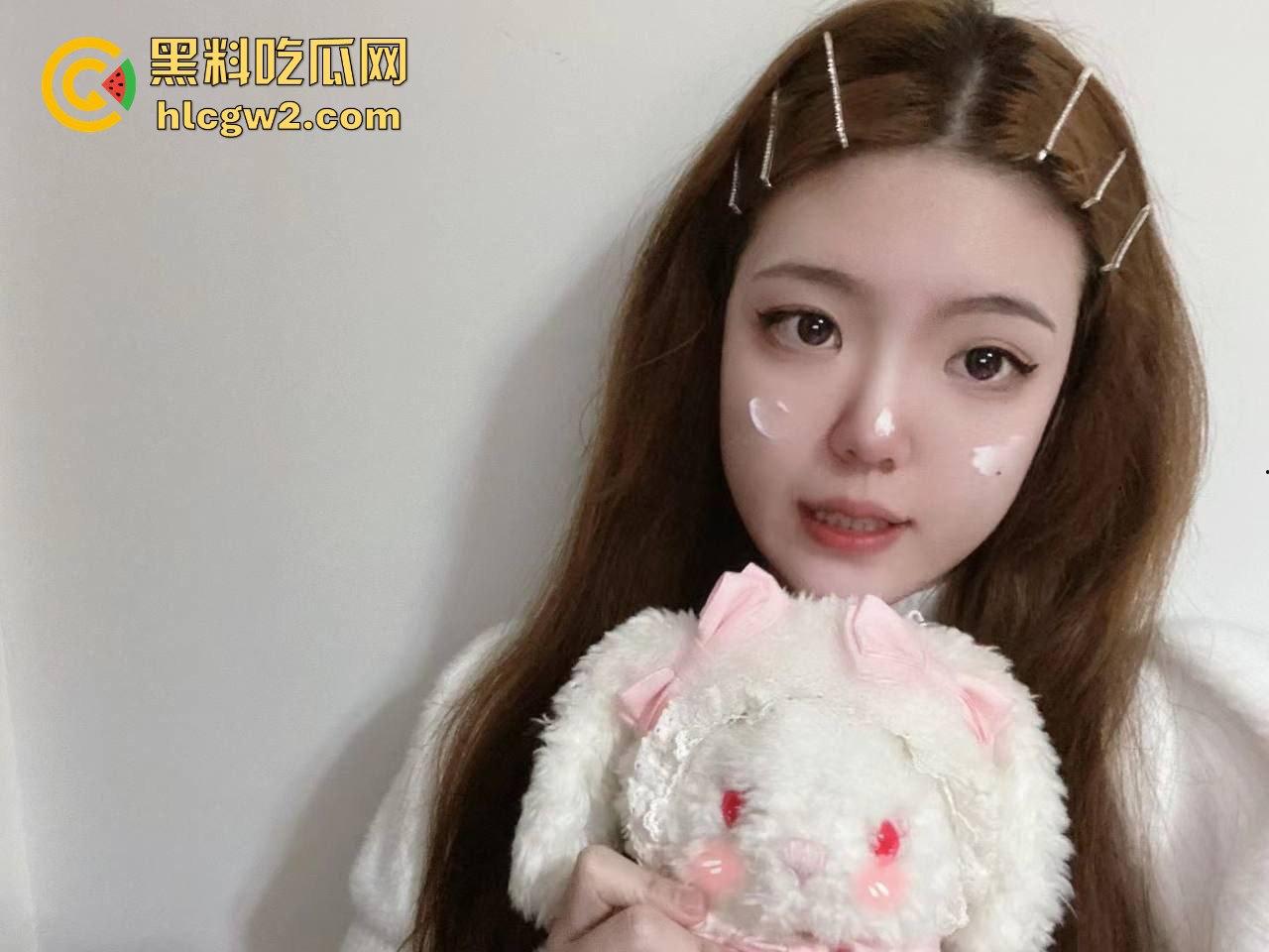 独家爆料!26岁母狗女友【孟可心】夜宿不归 长款毛衣显腿长,肥臀粉嫩鲍水嫩得想直接顶进去看得人想狠干!-10