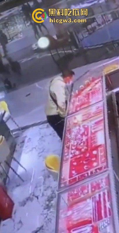 深圳水贝京基一楼惊现神偷!中午用刀划开柜台玻璃,100克金手镯被盗走-1