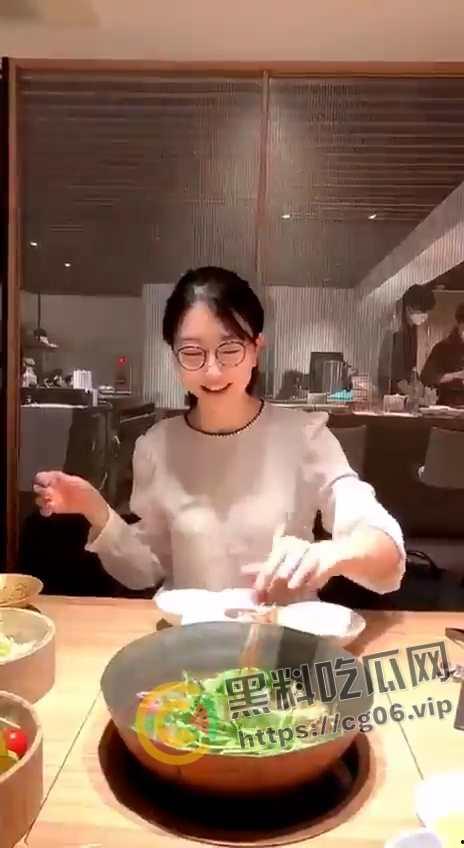 深圳颜射女神【吴梦菲】清纯眼镜反差婊 约会网友玩露出 最喜欢用无辜的大眼睛渴望被射脸上-5