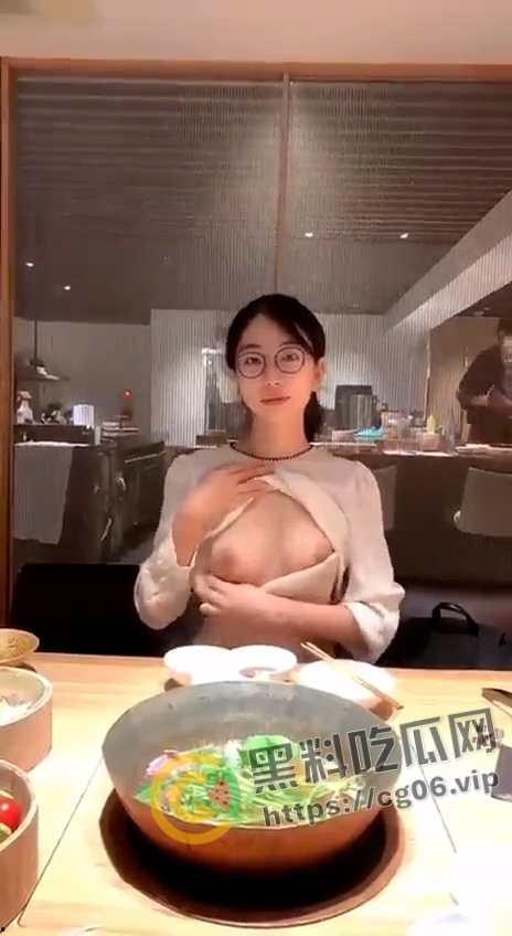 深圳颜射女神【吴梦菲】清纯眼镜反差婊 约会网友玩露出 最喜欢用无辜的大眼睛渴望被射脸上-6