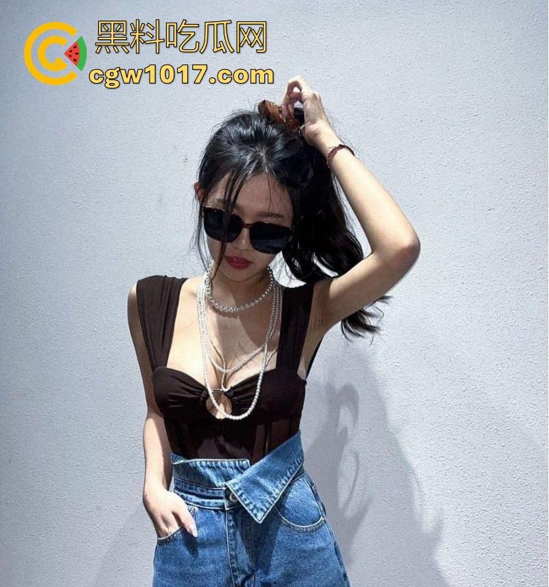 上海高颜值美少妇约炮健身教练,人妻平日端庄贤淑,私下却骚浪成性,女上位骑乘狂摇,被健身教练顶得不要不要的!-5