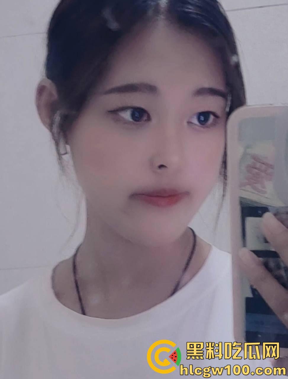 重庆医学院【李青玉】长相清纯却骚到不行的贫乳反差学妹,被学长哄骗发骚自拍-7