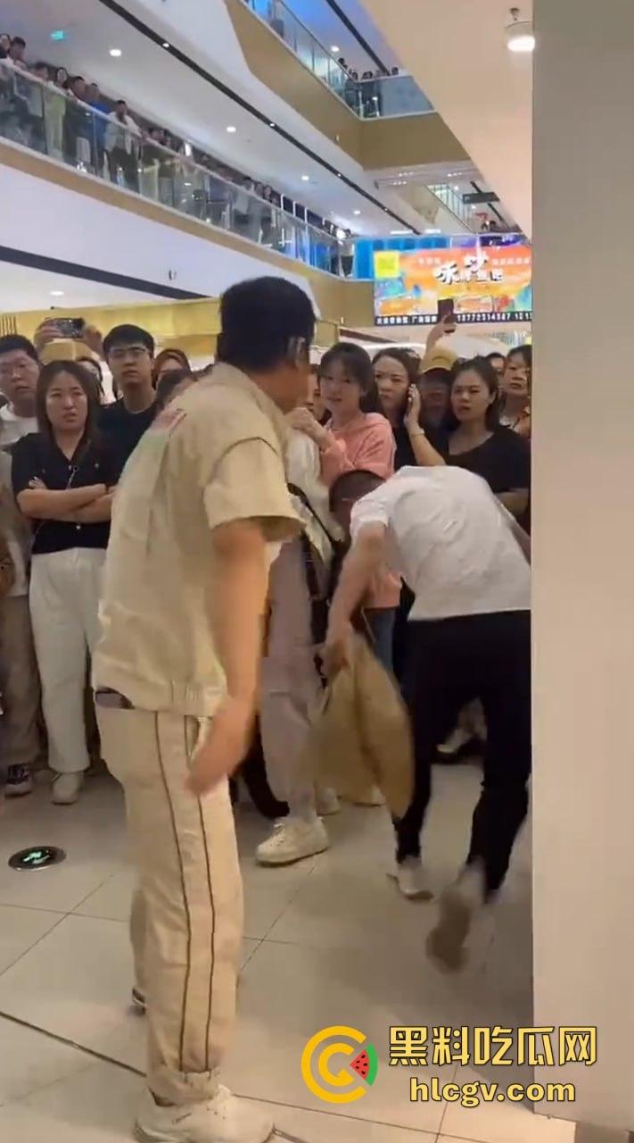 陕西女子带弟弟商场捉奸,姐弟联手怒打小三和渣姐夫!小三哭惨,姐夫被按墙扇脸不敢吭声!-6