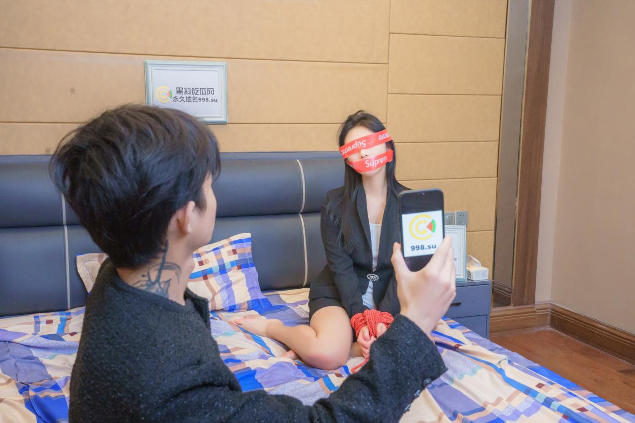 瓜友感恩祭第二部!黑料吃瓜网自制剧情片在线免费看!黑料在手,高冷OL女邻居沦为母狗!-3