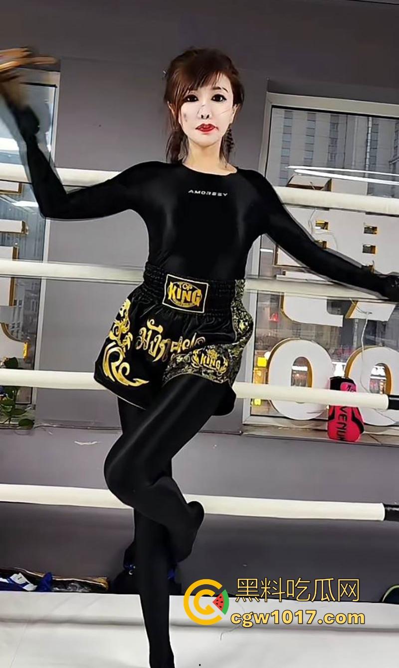 快手熟女网红【琨琨姐姐】裸聊视频曝光,气质人妻一对一裸聊,豹纹黑丝揉奶抠逼,极品熟女就是懂你!-5