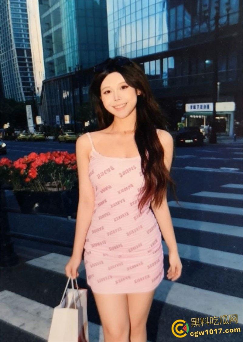 湖南长沙闷骚母狗【张嘉倪】，社交软件钓鱼约炮，一见面就穿蕾丝情趣制服，粉嫩骚逼淫性大发，疯狂吞吐大屌！-2