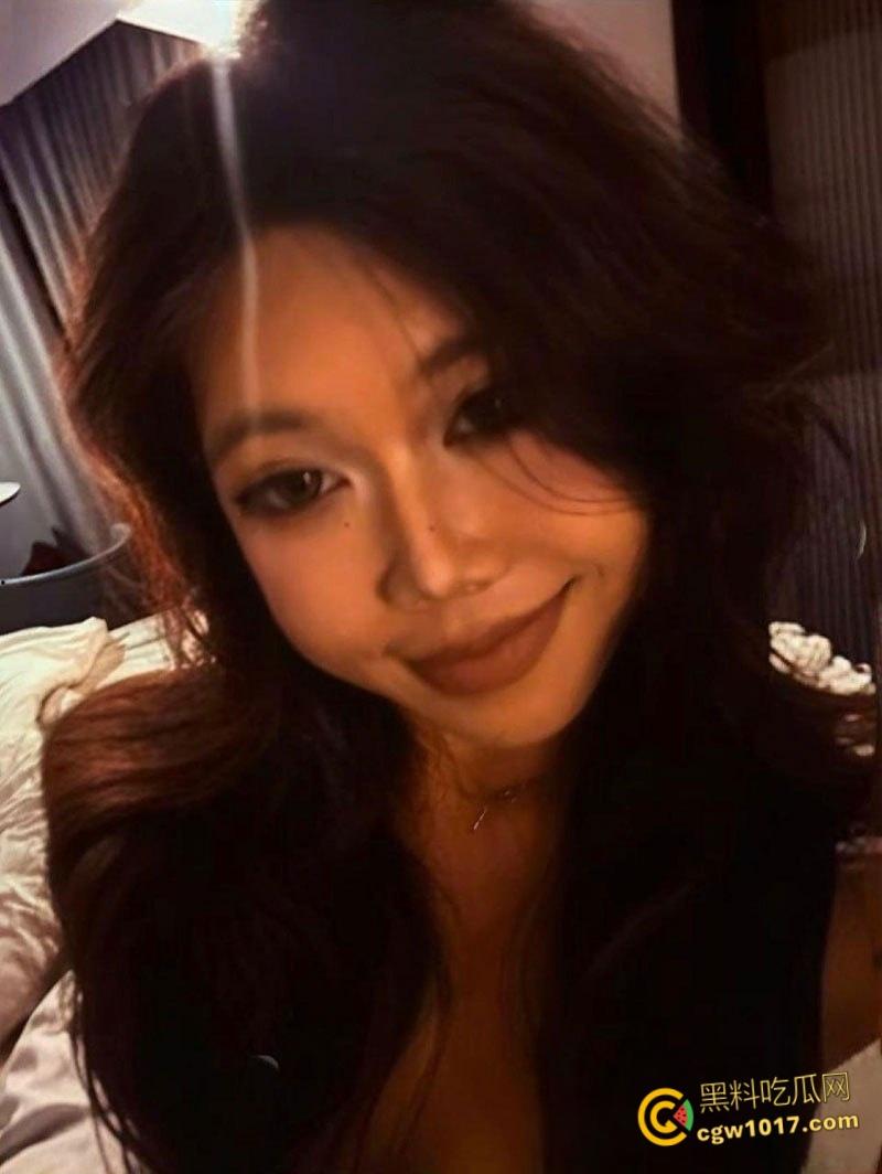 湖南长沙闷骚母狗【张嘉倪】，社交软件钓鱼约炮，一见面就穿蕾丝情趣制服，粉嫩骚逼淫性大发，疯狂吞吐大屌！-4