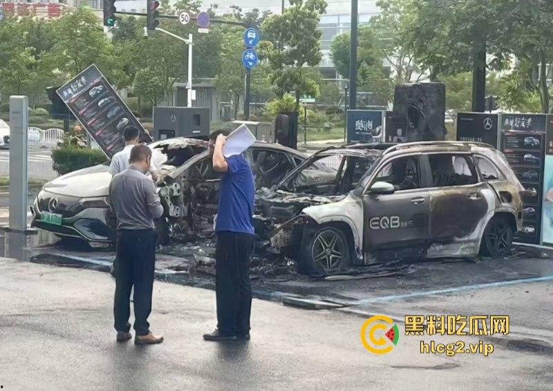 愿三叉照耀你的事业与前程又又又着了?奔驰4S店再曝新能源车自燃事件!-1