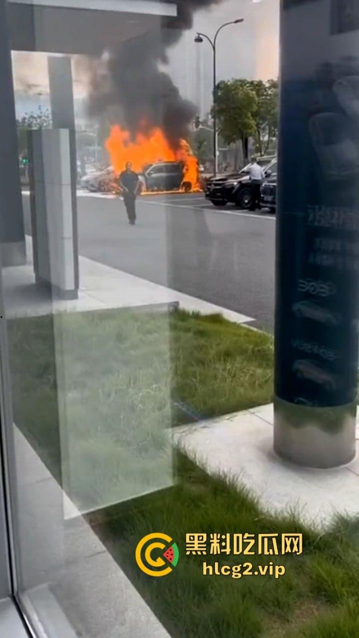 愿三叉照耀你的事业与前程又又又着了?奔驰4S店再曝新能源车自燃事件!-4