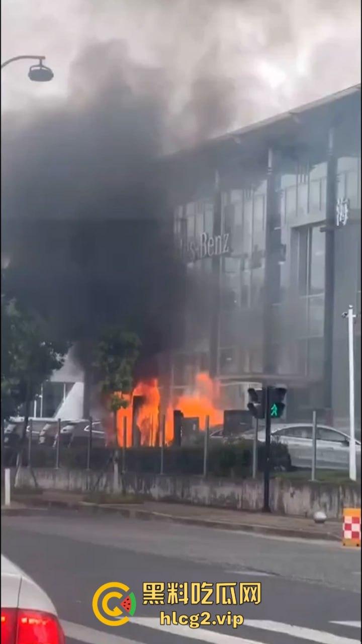 愿三叉照耀你的事业与前程又又又着了?奔驰4S店再曝新能源车自燃事件!-7