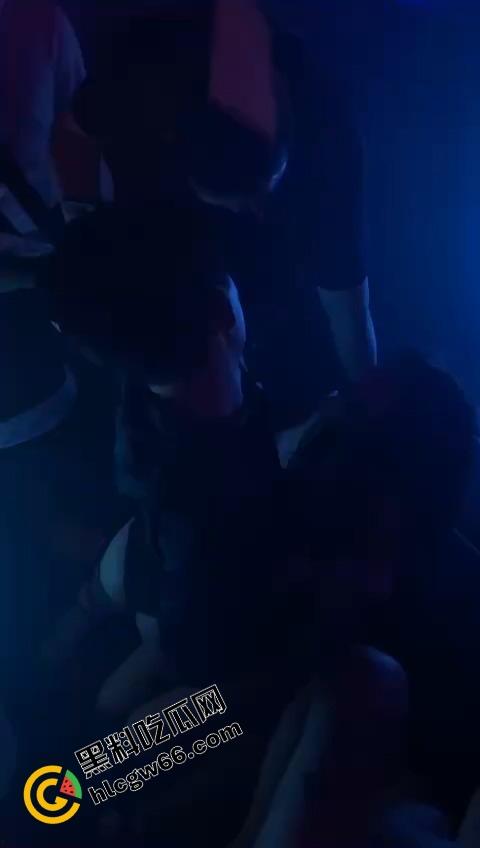 酒吧骚鸡骚鸭酒吧接头，骚鸭穿三角内裤黑丝在小仙女身上蹭到发烫，小姑娘笑疯了今晚不回家了！-3