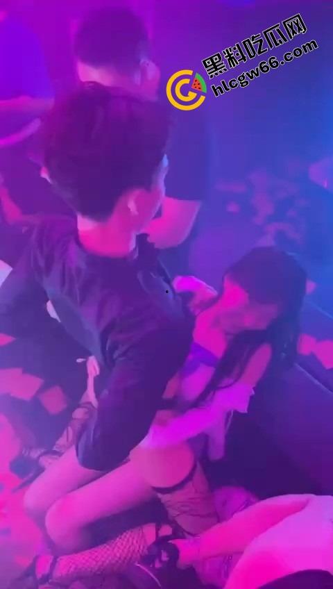 酒吧骚鸡骚鸭酒吧接头，骚鸭穿三角内裤黑丝在小仙女身上蹭到发烫，小姑娘笑疯了今晚不回家了！-6
