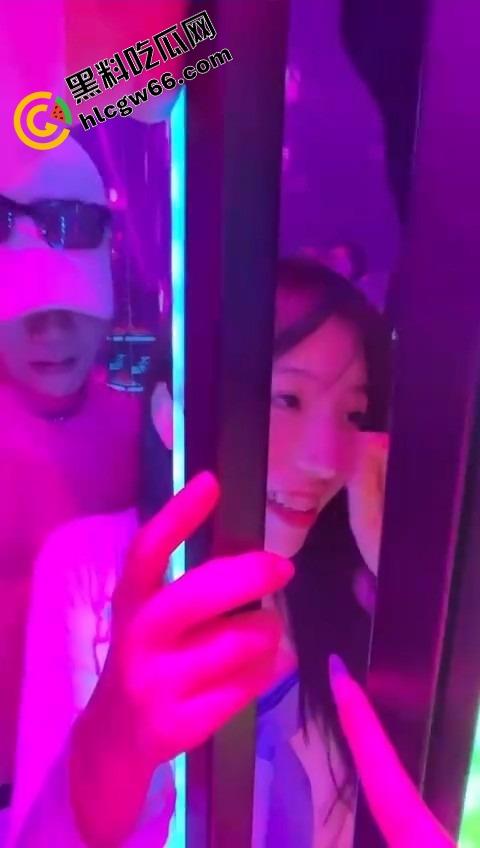 酒吧骚鸡骚鸭酒吧接头，骚鸭穿三角内裤黑丝在小仙女身上蹭到发烫，小姑娘笑疯了今晚不回家了！-11