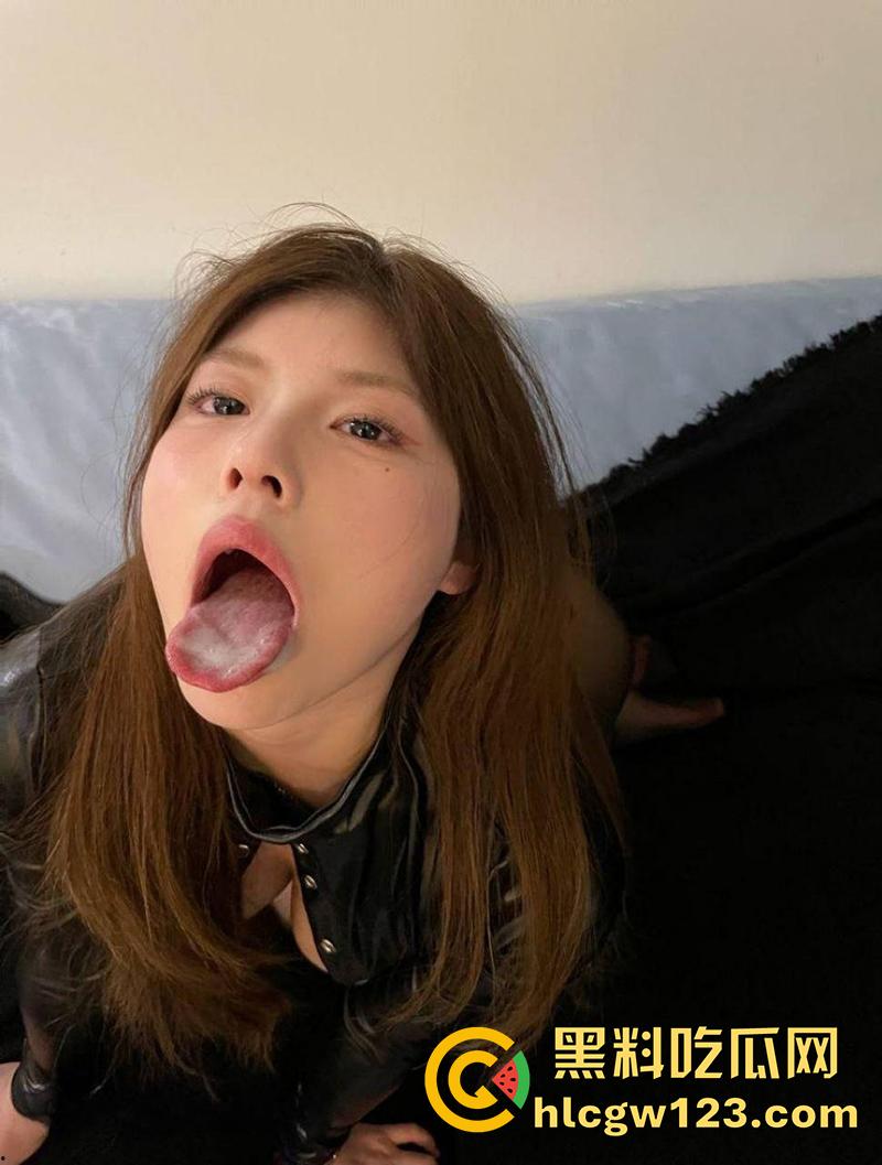 推特顶级女神【oOooo】,巨乳骚逼小母狗,巨乳肥臀修长美腿,顶级嫩模私拍曝光-1