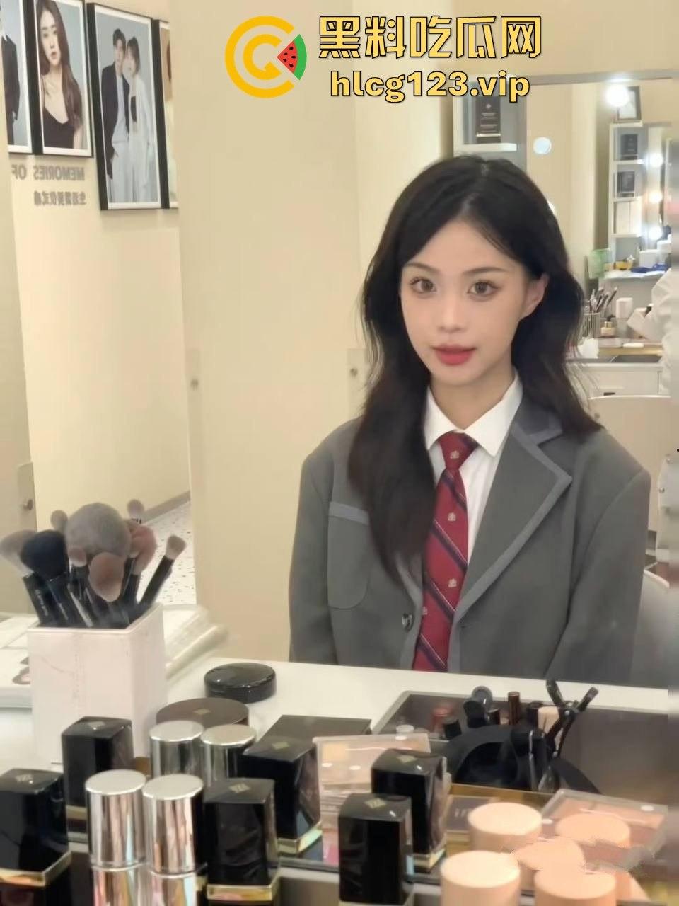 高颜值小姐姐酒店调教大曝光！情趣黑丝制服下的母狗爬行，开门就被逼日到飞起！-6