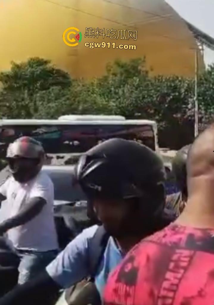 印尼摩托狂飙遭碾压!脑袋头皮刮飞露白骨,摩托吱吱狂响,车祸现场震碎人心,这还能救活吗?-2