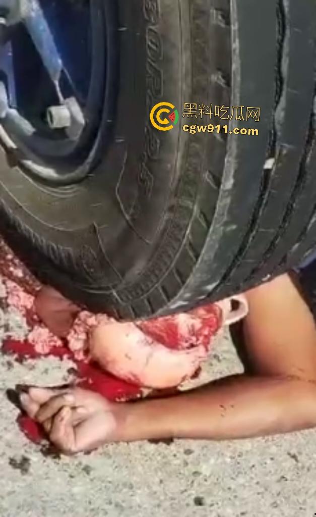 印尼摩托狂飙遭碾压!脑袋头皮刮飞露白骨,摩托吱吱狂响,车祸现场震碎人心,这还能救活吗?-4