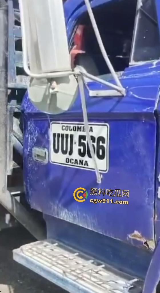 印尼摩托狂飙遭碾压!脑袋头皮刮飞露白骨,摩托吱吱狂响,车祸现场震碎人心,这还能救活吗?-5