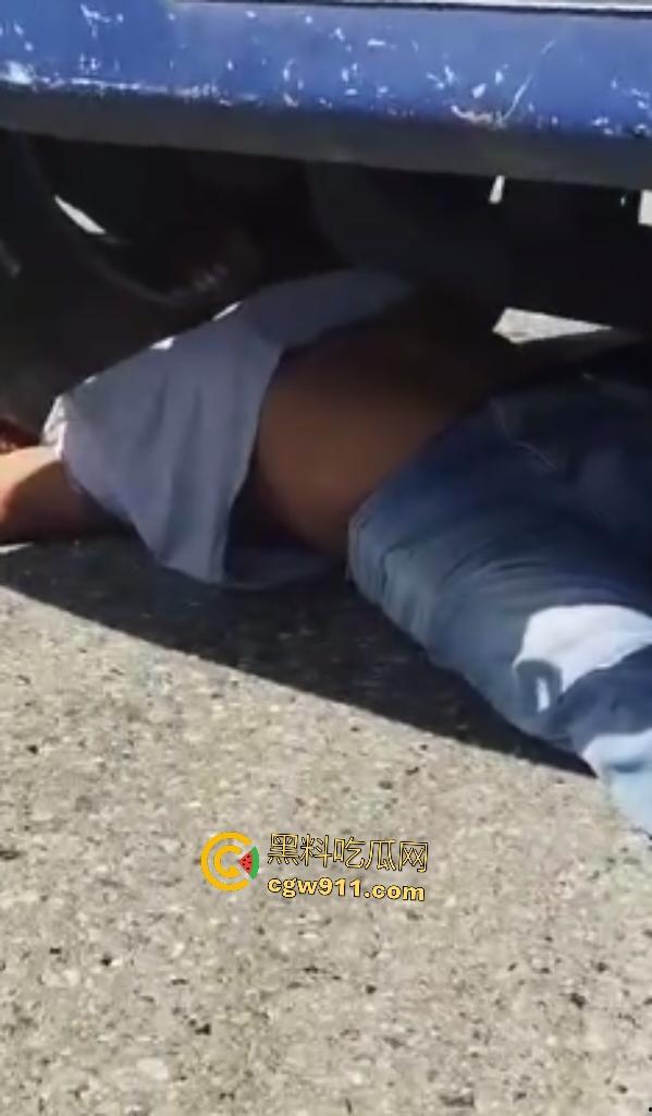 印尼摩托狂飙遭碾压!脑袋头皮刮飞露白骨,摩托吱吱狂响,车祸现场震碎人心,这还能救活吗?-6