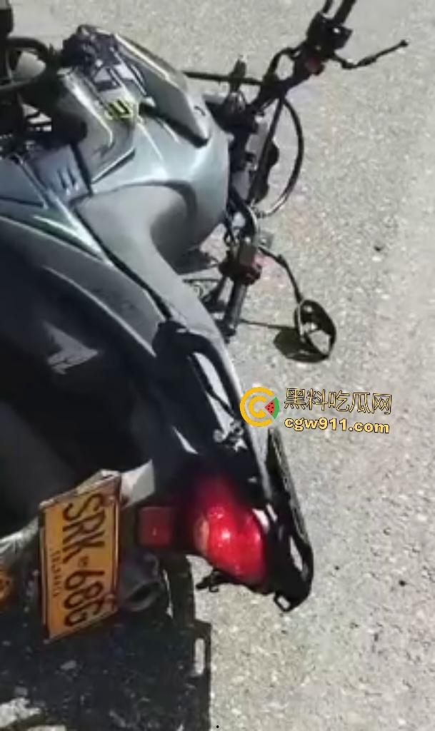 印尼摩托狂飙遭碾压!脑袋头皮刮飞露白骨,摩托吱吱狂响,车祸现场震碎人心,这还能救活吗?-8